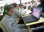 María en la escuela trabajando con la computadora