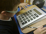 Estudiante utiliza calculadora especial para realizar tareas
